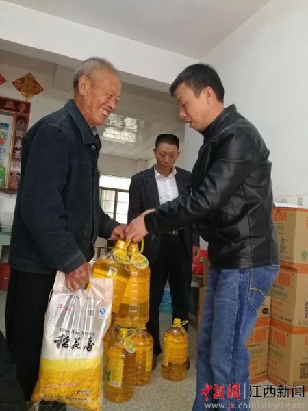 国家扶贫日:江西乐安县圭峰村为52户贫困户送