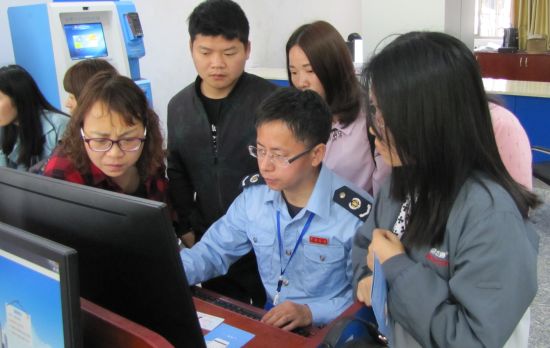 南丰县税务局积极开展新个人所得税法宣传