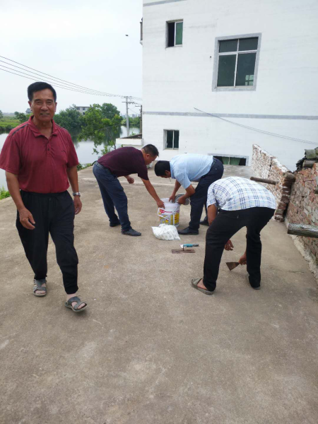 大湖村兩委干部幫助困難群眾修復受損房屋