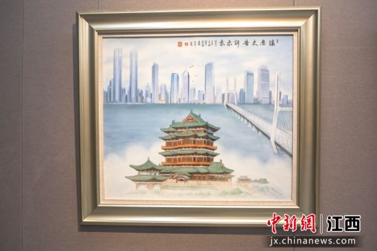 图为名为《让历史告诉未来》的系列瓷板画作品之一。刘力鑫 摄