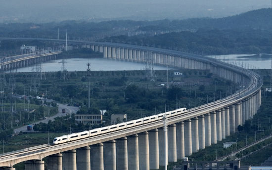 7月30日，一列动车组行驶在京港高铁安九段的庐山区段。胡国林 摄