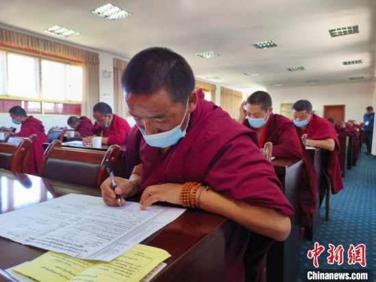 图为僧人参加考试。　西藏佛学院供图