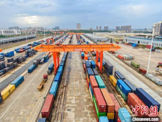 图为航拍赣州国际陆港货场上堆积着众多集装箱。　刘力鑫 摄