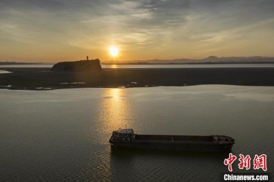 8月13日，航拍位于江西省九江市湖口縣境內的鄱陽湖鞋山島日出�！∽Ｅd勇 攝