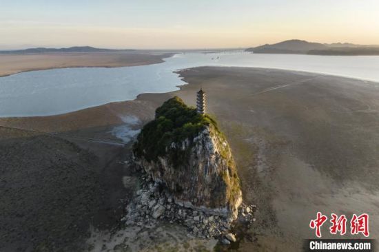 8月13日，航拍位于江西省九江市湖口县境内的鄱阳湖鞋山岛露出水面。　祝兴勇 摄
