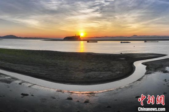 8月13日，航拍位于江西省九江市湖口縣境內的鄱陽湖鞋山島日出�！∽Ｅd勇 攝