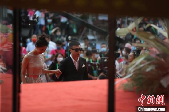 本届电影周形象大使孙红雷、王骏迪夫妇步入会场。　姜涛 摄