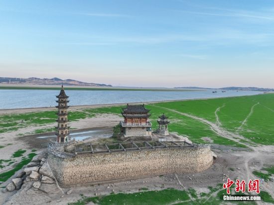8月21日，江西九江，原本處于鄱陽湖中的千年石島“落星墩”完全露出。中國最大淡水湖鄱陽湖已于19日進入低枯水期，創下71年以來最早進入低枯水期的紀錄。（無人機照片） 中新社記者 劉力鑫 攝