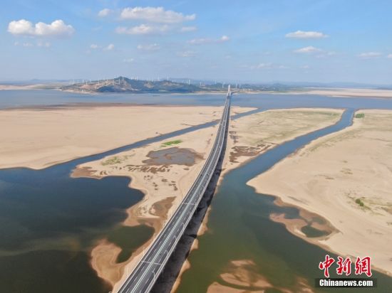 8月21日，江西九江鄱陽湖二橋附近水域，大面積湖床露出。中國最大淡水湖鄱陽湖已于19日進入低枯水期，創下71年以來最早進入低枯水期的紀錄。（無人機照片） 中新社記者 劉力鑫 攝 　
