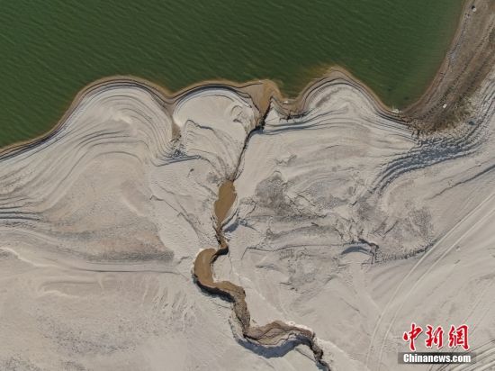 8月21日，江西九江鄱陽湖二橋附近水域，大面積湖床露出。中國最大淡水湖鄱陽湖已于19日進入低枯水期，創下71年以來最早進入低枯水期的紀錄。（無人機照片） 中新社記者 劉力鑫 攝