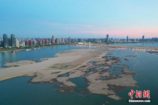 图为8月22日傍晚，航拍赣江南昌段大面积裸露的河床。 刘占昆 摄