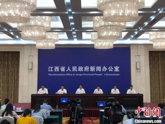 8月23日，“江西这十年”住房城乡建设专题新闻发布会在南昌召开。　徐梦文　摄