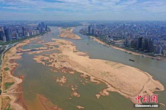 處暑節氣過后，高溫晴熱依舊。8月26日，江西南昌，航拍水位持續走低的“江西第一大河流”贛江。在贛江南昌段水域，大片河床顯露，部分堤岸河床已經干涸開裂。劉占昆 攝