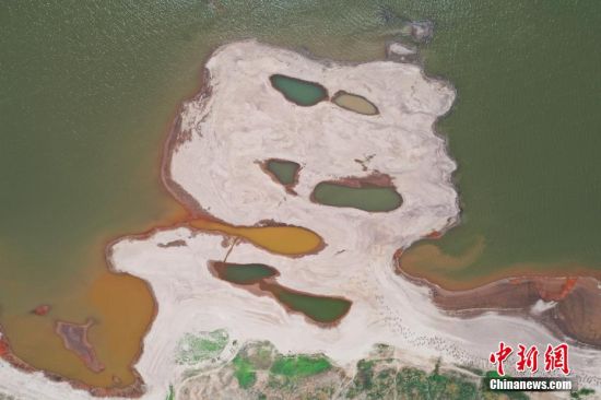 8月26日，江西南昌，“江西第一大河流”贛江水位持續走低，在贛江南昌段水域，大片河床顯露。 劉占昆 攝