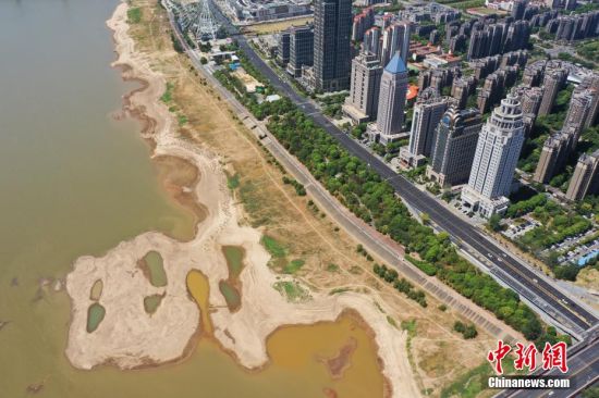 98月26日，江西南昌，“江西第一大河流”贛江水位持續走低，在贛江南昌段水域，大片河床顯露。 劉占昆 攝