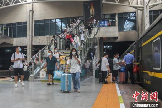 1图为江西南昌站，旅客携带行李来到站台准备乘车。　刘力鑫 摄