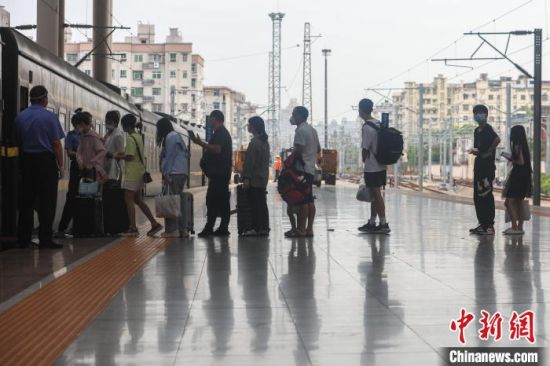 2图为江西南昌站，旅客在站台上有序排队上车。　刘力鑫 摄