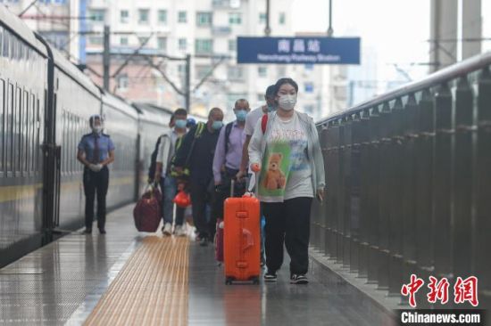 3图为江西南昌站，几位旅客从站台上走过。　刘力鑫 摄