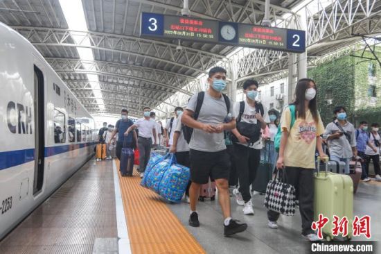 4图为江西南昌站，不少到站旅客携带行李从站台上走过。　刘力鑫 摄