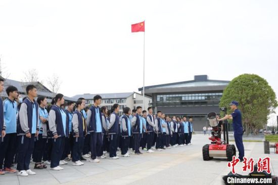 1 8月31日，在江西省九江市彭泽县第一中学，迎来特殊的“开学第一课”。　袁昕 摄
