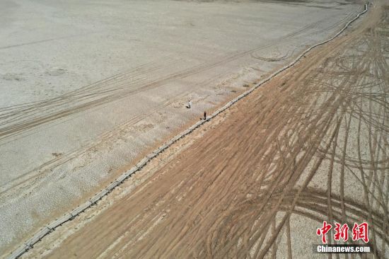 9月6日，航拍位于江西省九江市都昌县鄱阳湖水域的明代古桥“千眼桥”。 刘占昆 摄44