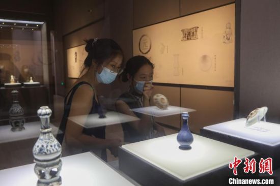 5图为两位游客在观看展出的瓷器。　刘力鑫 摄