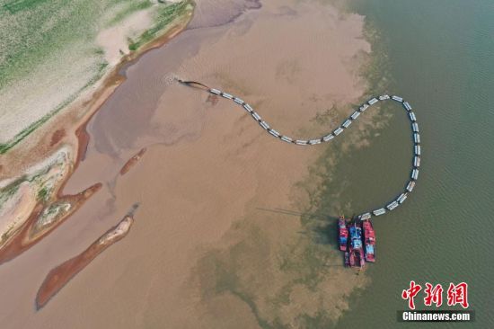 9月17日，江西南昌，一艘清淤船在赣江航道中进行疏浚清淤作业。 刘占昆 摄