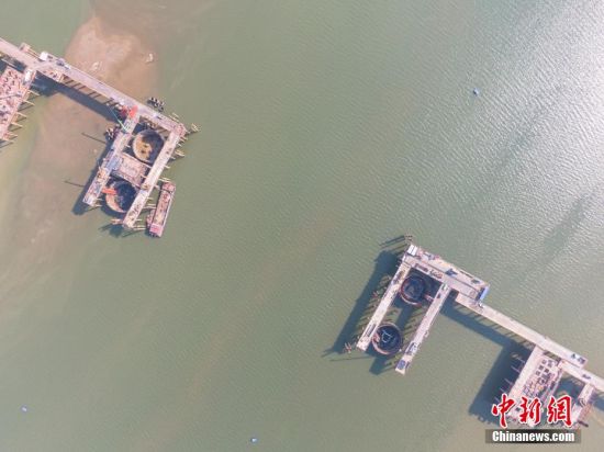 2 图为无人机航拍洪州大桥施工现场。 刘力鑫 摄