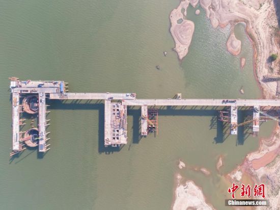 5 图为无人机航拍洪州大桥西侧施工平台。 刘力鑫 摄