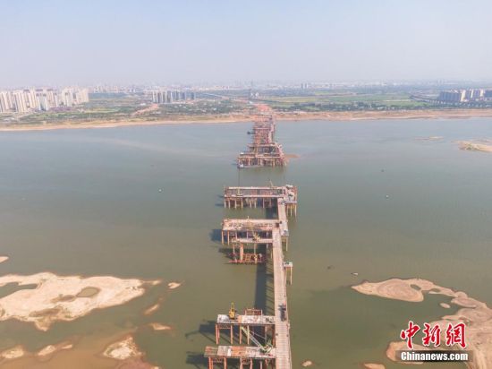 6 图为无人机航拍洪州大桥施工现场。 刘力鑫 摄