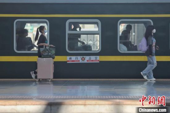 1江西南昌站，旅客从站台上走过。　刘力鑫　摄