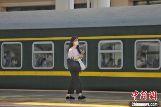 2江西南昌站，旅客从站台上走过。　刘力鑫 摄