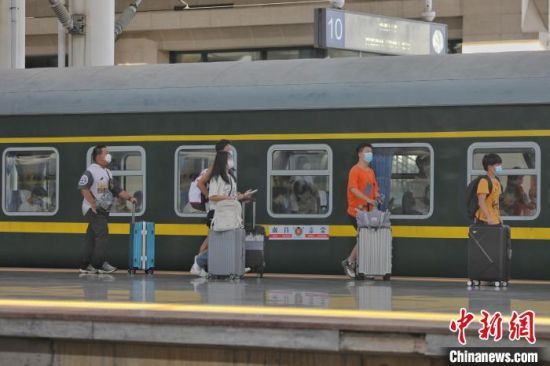 3 江西南昌站，几位旅客从站台上走过。　刘力鑫 摄