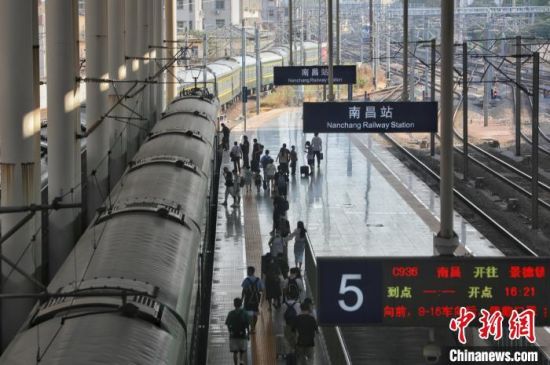 5 江西南昌站，一列火车到站，旅客准备乘车。　刘力鑫 摄