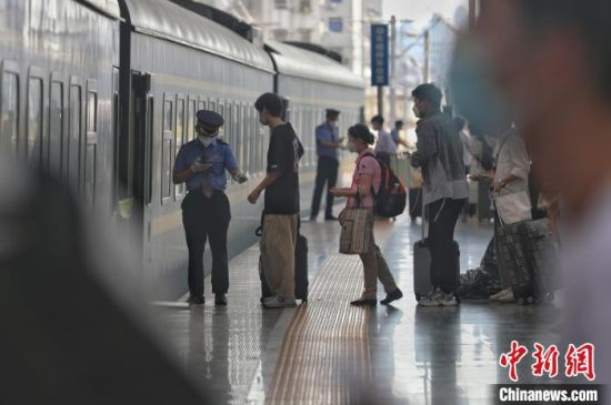6 江西南昌站，旅客在站台上有序排队接受检票。　刘力鑫 摄