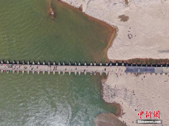 2 圖為航拍贛州東河浮橋一部分在裸露的河床上，一部分在水上。 劉力鑫 攝