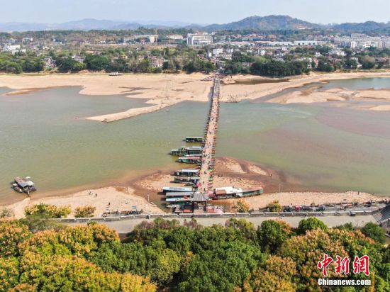 3 持續干旱天氣影響，貢江水位下降，已有八百多年歷史的贛州東河浮橋呈現出了“一半在水一半在沙”的景觀。 劉力鑫 攝