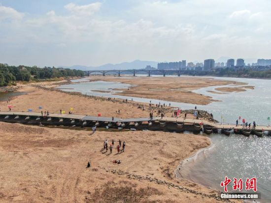 4 图为航拍赣州东河浮桥一部分在裸露的河床上，一部分在水上。 刘力鑫 摄