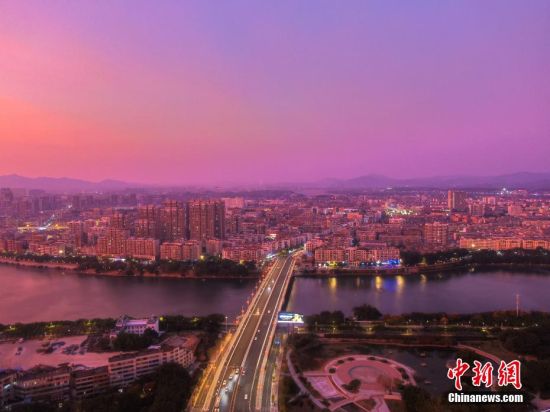 1 10月31日，航拍江西省贛州市主城區的上空出現粉紫色晚霞，華燈初上時分，整座城市在晚霞的裝扮下如夢如幻，十分美麗。 劉力鑫 攝