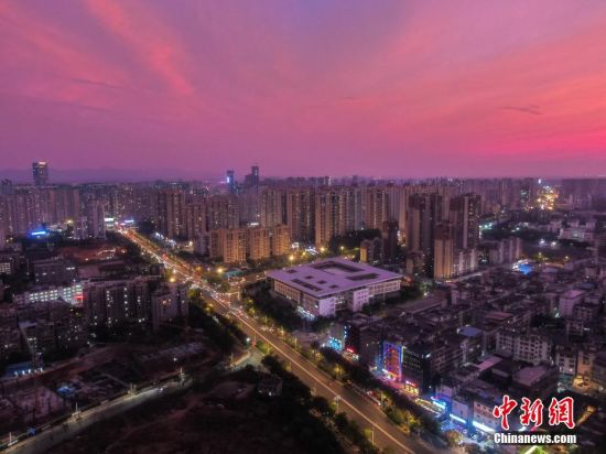 2 華燈初上時分，航拍江西贛州主城區上空出現夢幻般的粉紫色晚霞，十分美麗。 劉力鑫 攝