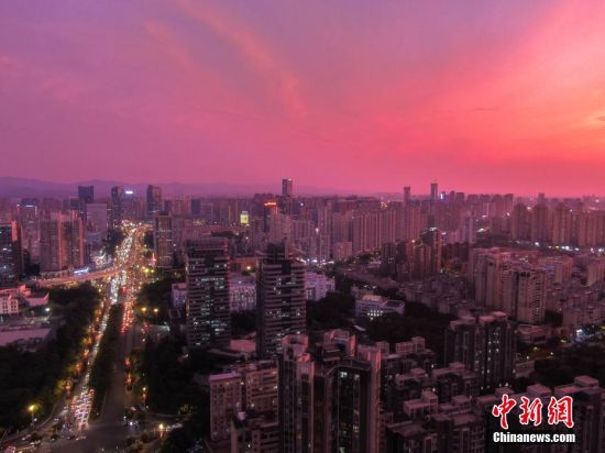 4 華燈初上時分，航拍江西贛州主城區上空出現夢幻般的粉紫色晚霞，十分美麗。 劉力鑫 攝