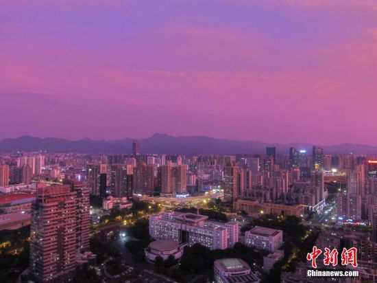 5 航拍江西贛州主城區上空出現粉紫色晚霞，整座城市在晚霞的裝扮下如夢如幻，十分美麗。 劉力鑫 攝
