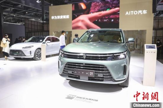 1 图为2022第十七届南昌国际汽车展现场，几位市民在一家新能源汽车品牌展区观看和体验车辆。　刘力鑫　摄