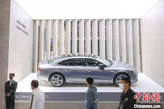 2 图为2022第十七届南昌国际汽车展现场，几位市民从一辆参展车辆前走过。　刘力鑫 摄