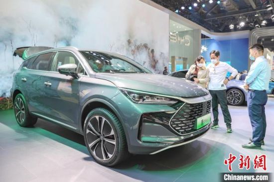 4 圖為2022第十七屆南昌國際汽車展現場，幾位市民在觀看和體驗一輛新能源汽車�！⒘� 攝