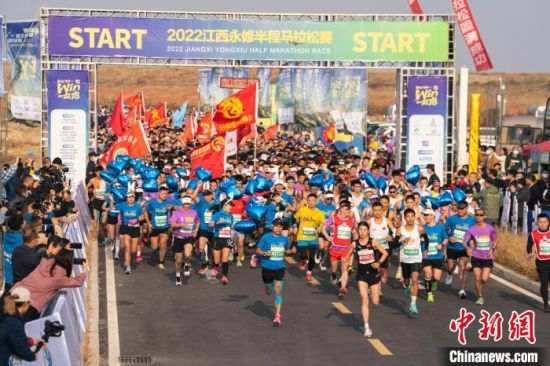 11月5日，2022江西永修半程馬拉松賽在中國候鳥小鎮——吳城鎮正式開跑�！±钆逝� 攝