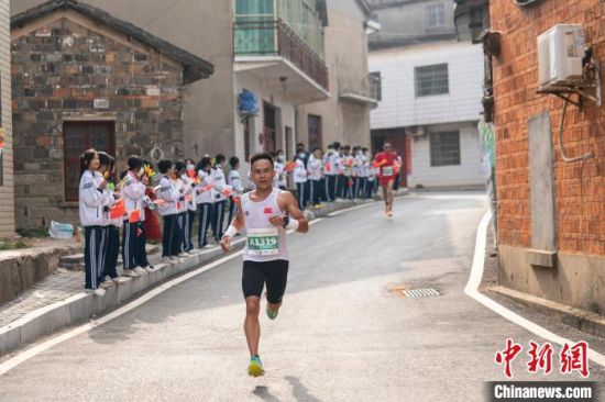 圖為參賽選手在中國候鳥小鎮——吳城鎮奔跑�！±钆逝� 攝