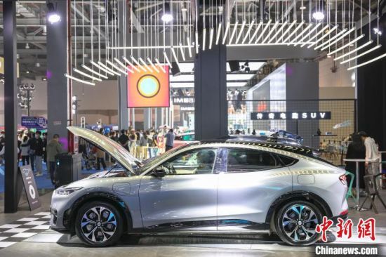 圖為2022第十七屆南昌國際汽車展現場展出的一輛電跑車，不遠處眾多市民在觀展�！⒘� 　攝