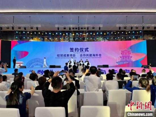 8日，中國陶瓷產業貿易數字化大會在“千年瓷都”江西景德鎮召開�！±铐嵑z