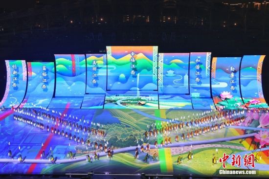 11月8日，江西九江，江西省第十六届运动会开幕式在九江体育中心公园主体育场举行，本届江西省运会主题口号为“向未来 看这里”。 图为开幕式表演。 中新社记者 刘力鑫 摄
